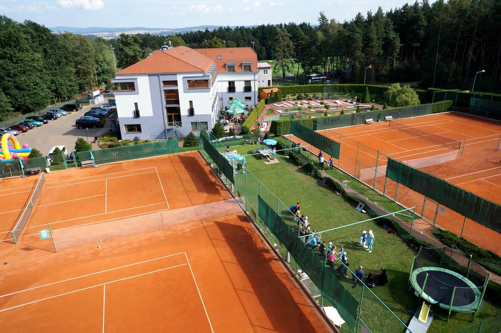 Hotel Sport Zruč Buitenkant foto