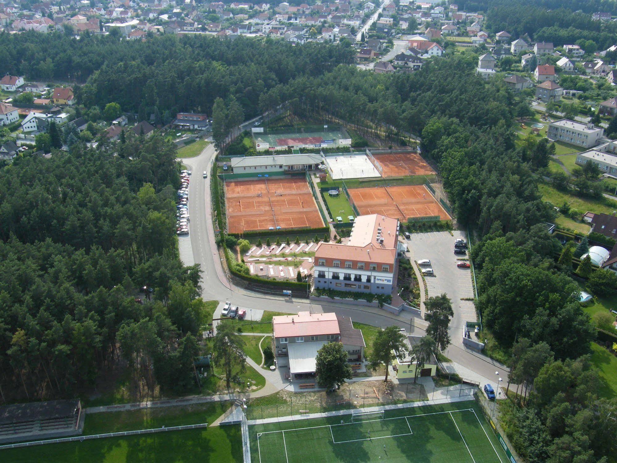 Hotel Sport Zruč Buitenkant foto