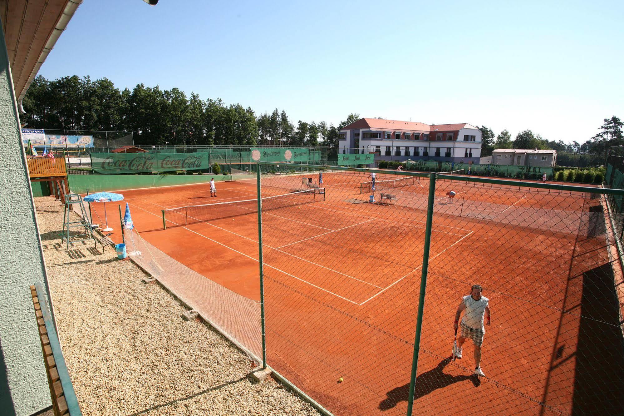 Hotel Sport Zruč Buitenkant foto