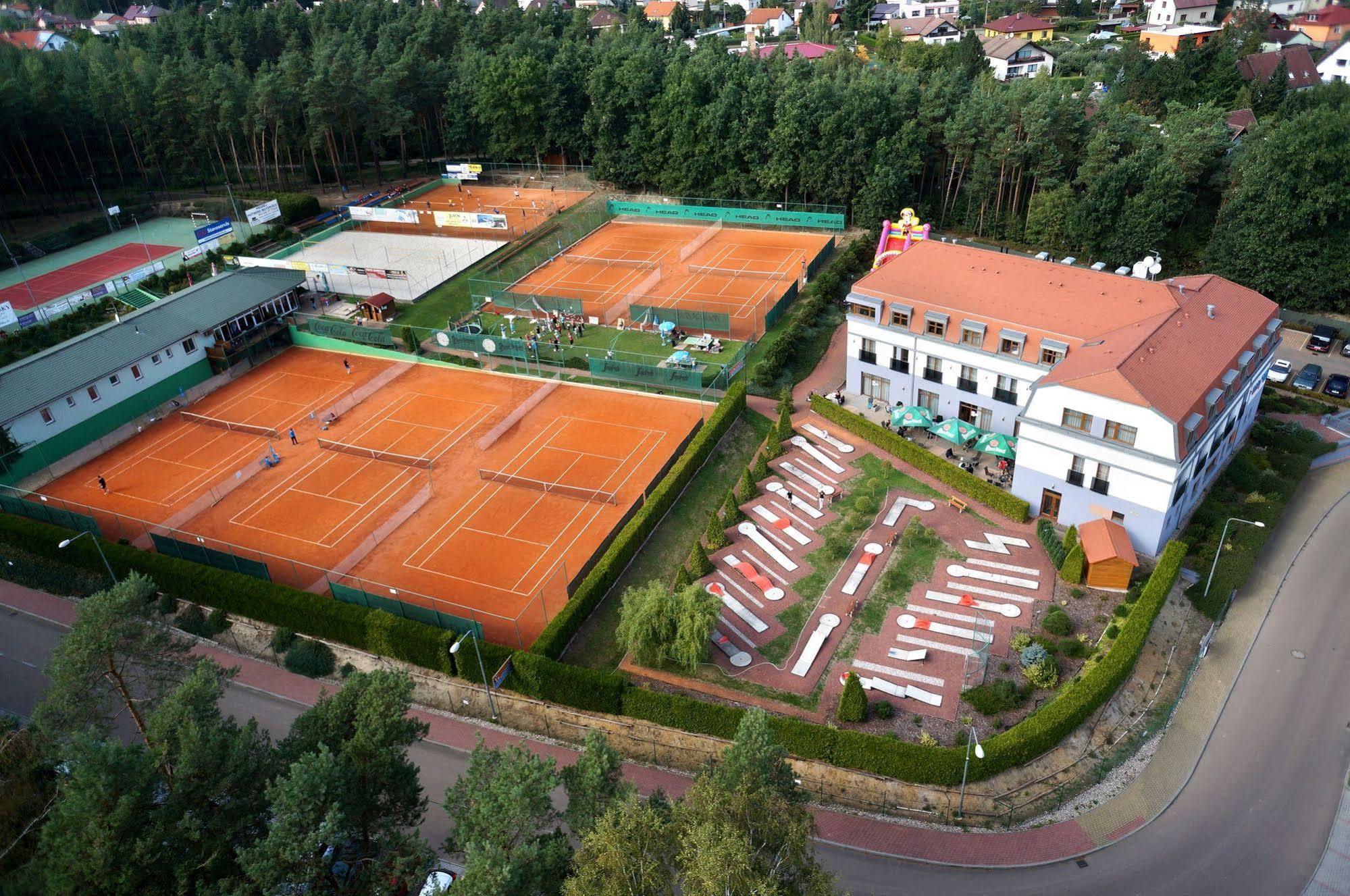 Hotel Sport Zruč Buitenkant foto