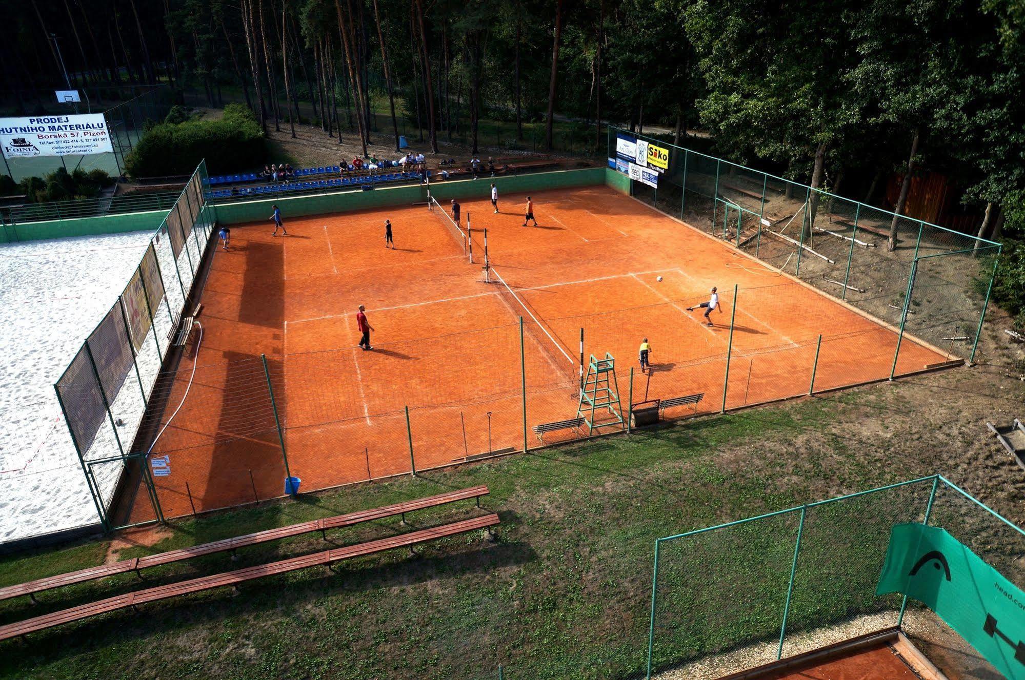 Hotel Sport Zruč Buitenkant foto