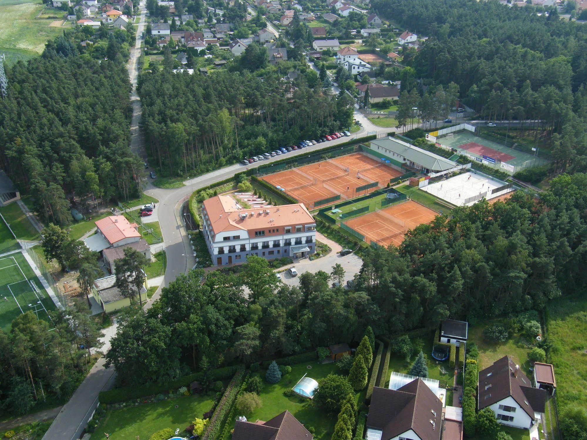 Hotel Sport Zruč Buitenkant foto